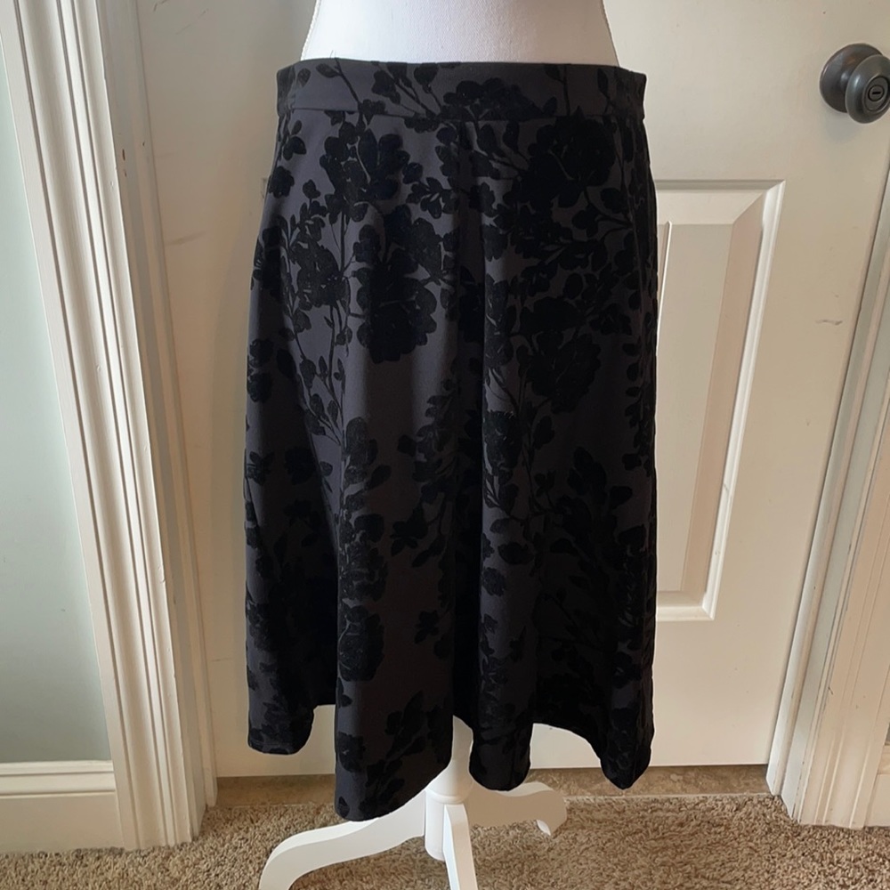 Liz Claiborne Black Velvet Floral A-line Skirt size 6 perfect for Holidays!